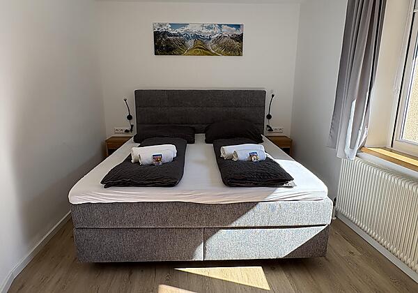 Schlafzimmer mit Boxspringbett