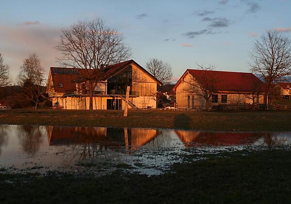 Blick vom Feld mit Riesenpfütze