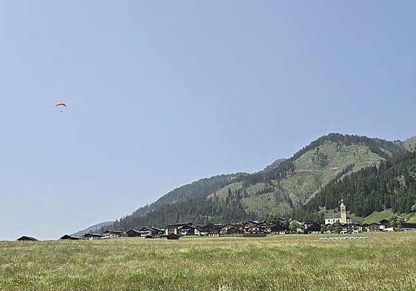 Blick auf Dorf und Landeplatz für Paragleiter