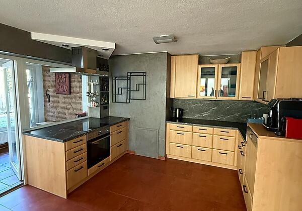 sehr gut ausgestattete Küche