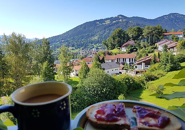 Frühstücken mit Blick aufs Bergpanorama