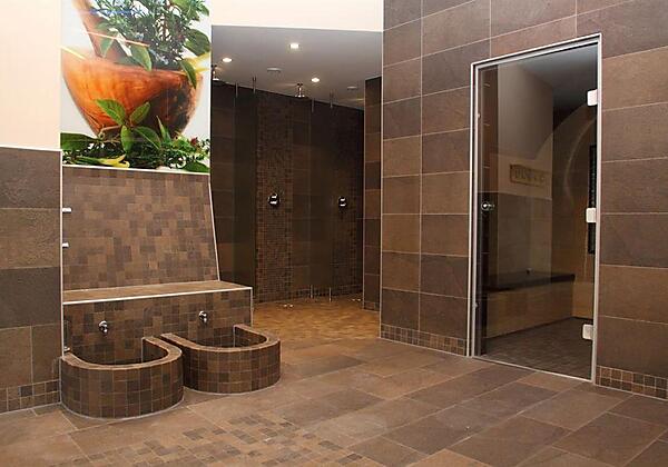 Kneip fu Becken mit Erlebnisduschen