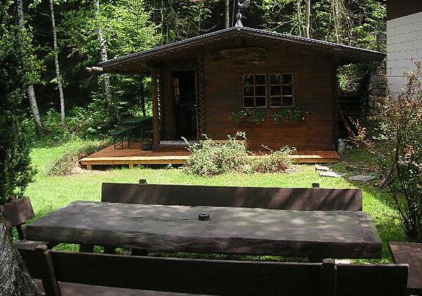 Hütte und Sitzgruppe im Garten
