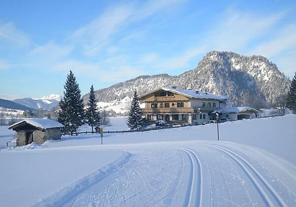 Winteransicht mit Loipe