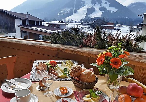 Terrasse mit Fruehstueck