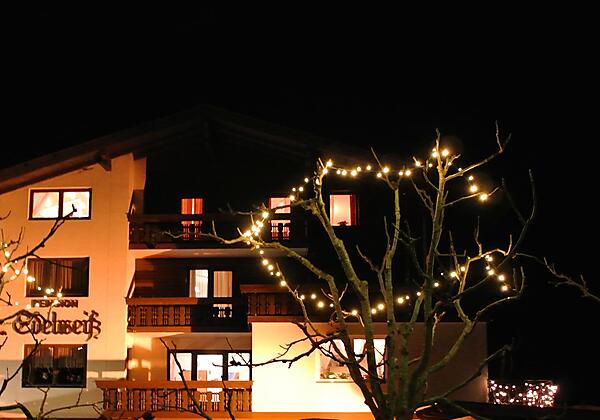 Pension im Winter bei Nacht von Vorne
