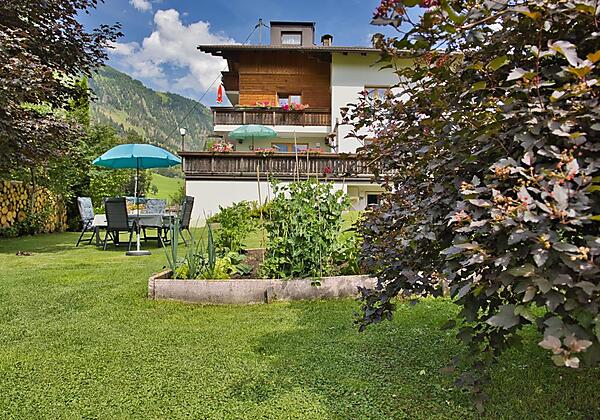 pension-waldrast-garten1-c-anna-ladstaetter