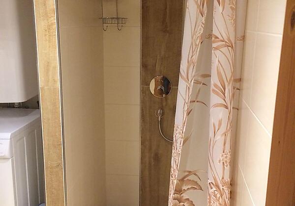 Badezimmer mit Dusche