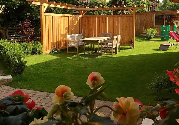 apartment-stubaital-pircher-maes-garten-sommer-6