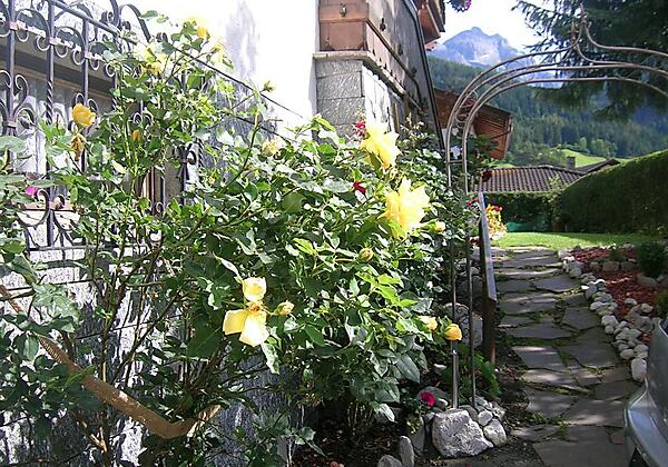 Haus Raffl Sonja Garteneingang