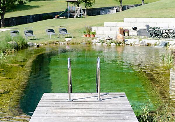 beheizter Schwimmteich im Sommer
