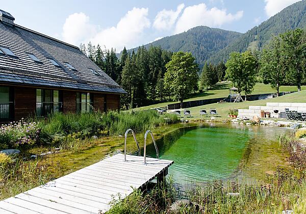 beheizter Schwimmteich im Sommer