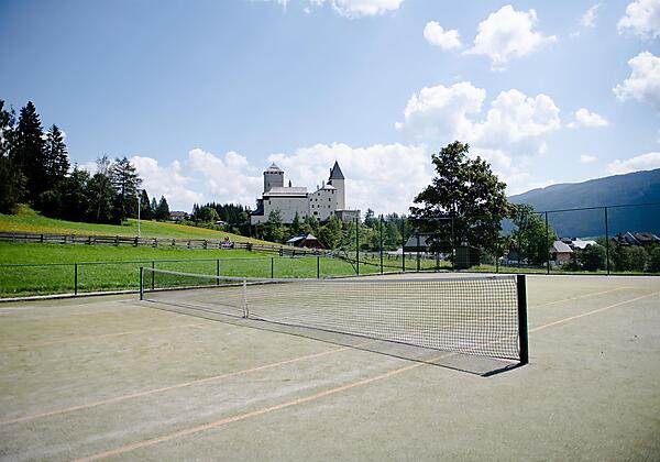 hauseigener Tennisplatz