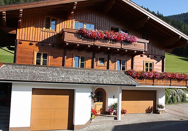 Bauernhaus im Holzblockstil mit schönen Blumen