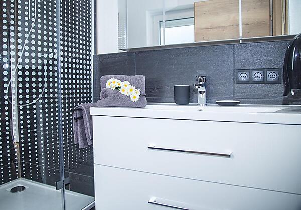 Badezimmer mit Dusche