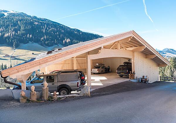 überdachter Parkplatz_ Rosenhof_Alpbach