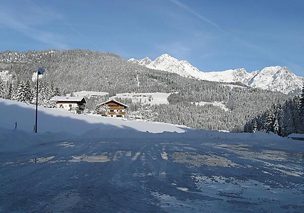 Haus mit Eisstockbahn