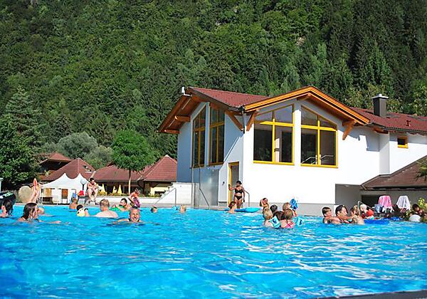 Schwimmbad mit Wellness Lounge