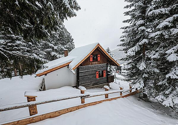 Rückseite Sechszirbenhütte im Schnee