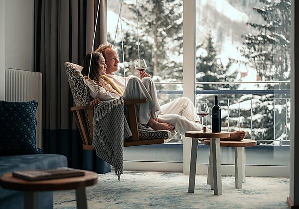 Sendlhofers_Bad Hofgastein_Zimmer_Schaukel_Pärchen