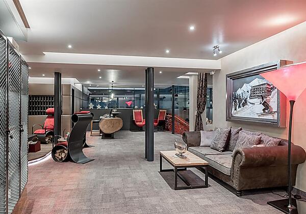 Halle mit gemütlichen Sitzecken