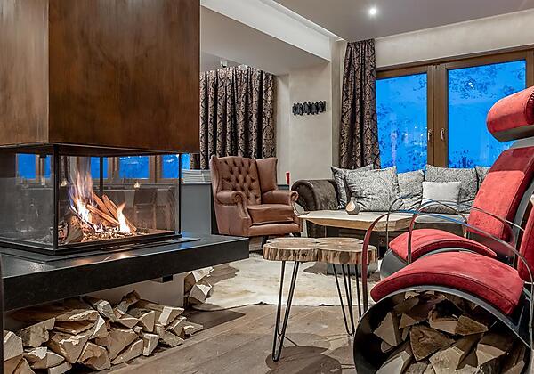 Gemütlicher 360 Grad Kamin in der Halle