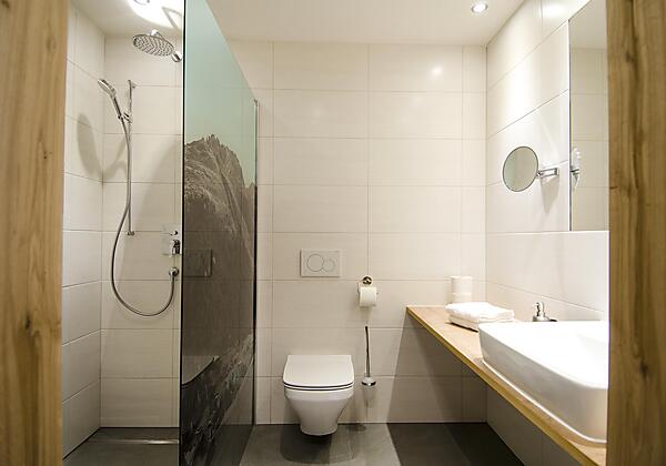 Badezimmer mit Regendusche