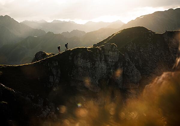 Paar wandert am Berggrat