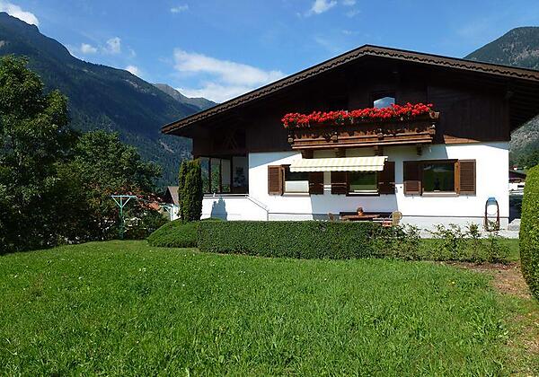 Haus mit Garten Sommer