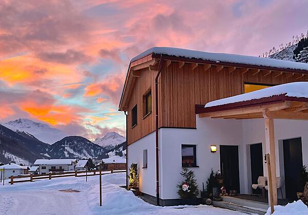 Lodge eingetaucht in winterliche Abendstimmung