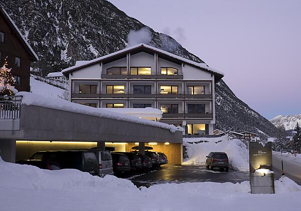 Valschena mit Carport Winter