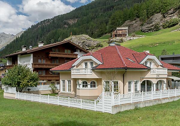 Villa Castelbell im Sommer