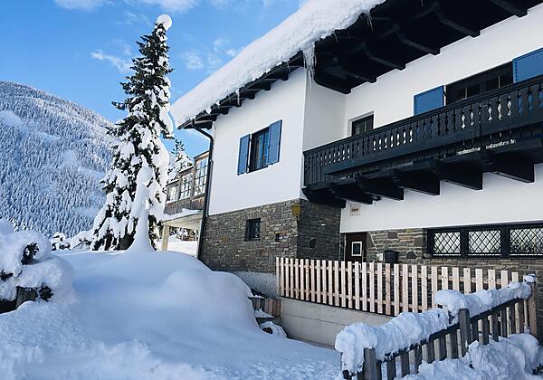 Villa Emilia Strassenansicht im Winter