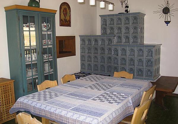 Esstisch mit Kachelofen