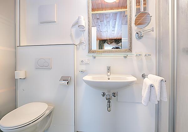 Zimmer 1 Kategorie Arlberg Landhaus Walch Sanitaer