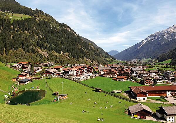 Hotelansicht mit See