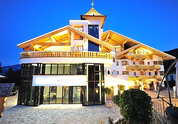 Außenaufnahme bei Nacht_Wellnessresort Seiwald (1)