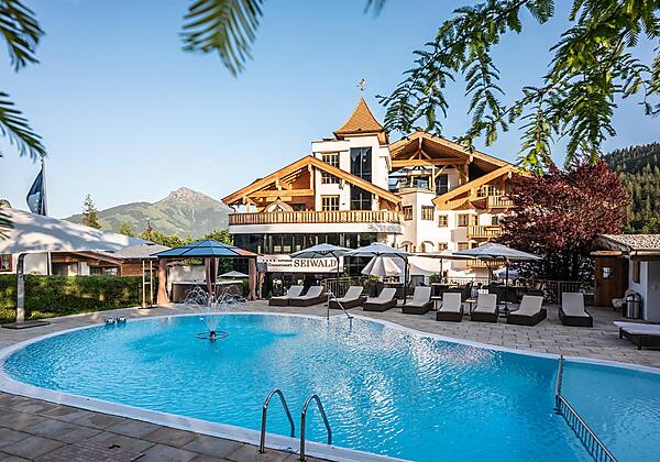 Aussenansicht Hotel abends