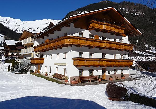 Wiesenhof Hausansicht Winter