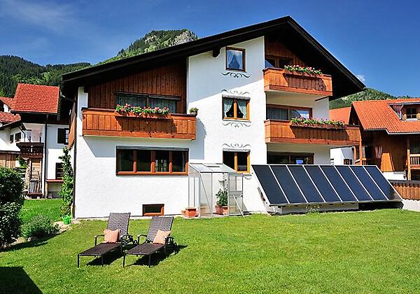 Hausansicht Süd mit Garten