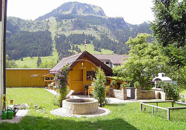 Im Garten mit Bergblick