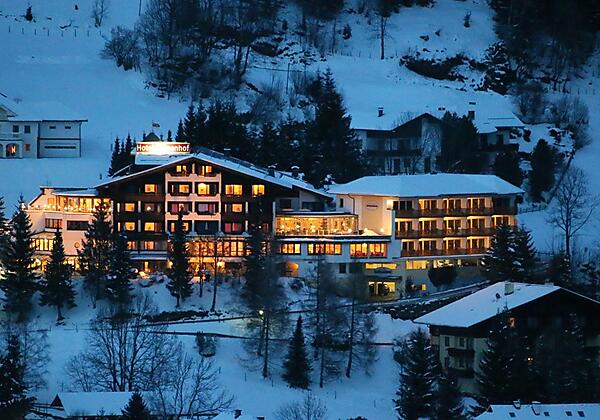 Genusshotel Felsenhof im Winter bei Nacht