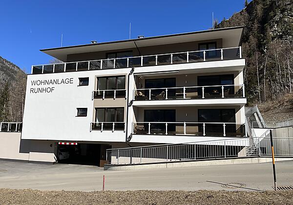 Frontal mit Tiefgarageneinfahrt