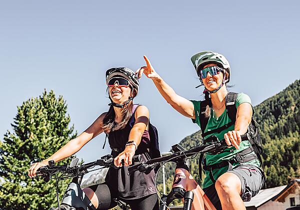 Zimalis_Bikeunterkunft_Radwege_vom_Haus_weg_Galtür