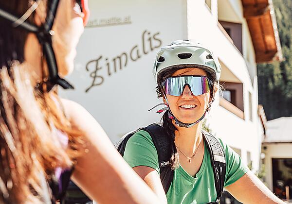 Zimalis_Bikeunterkunft_Start-vorm_Haus_Radweg_Galt